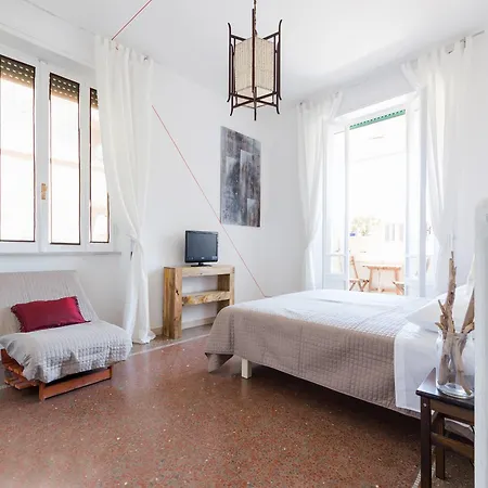 In White Bed & Breakfast Rom